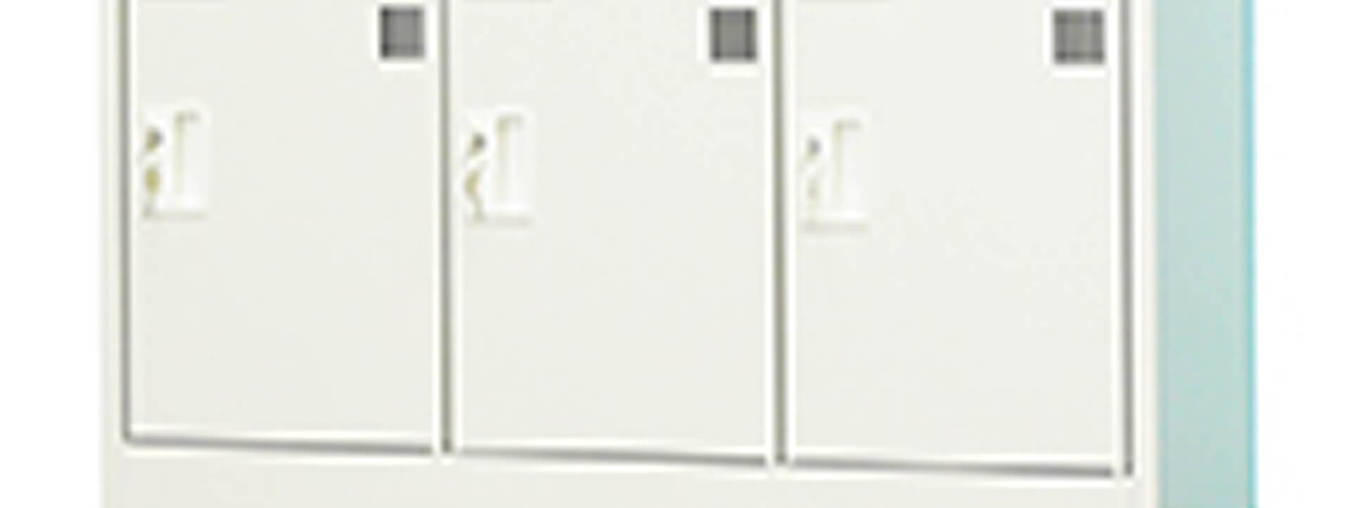 明るい室内に並ぶ淡色ロッカーの一列を写したシーン。やさしい光と柔らかな配色が、清潔で親しみやすい空間を印象づけている。